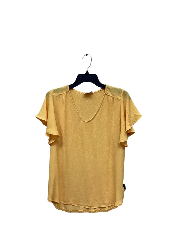 women's tops for those who want to stay on top of the latest fashion trends and wear pieces that are both stylish and on-trendwomen's T-shirts with limited-edition designsTop Short Sleeve By Loft  Size: S